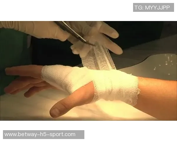 浓眉赛前训练状态良好左臂吊带固定手缠绷带展现积极心态